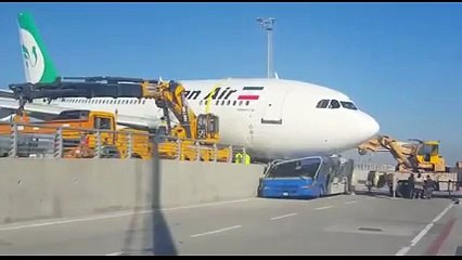 Hızını alamayan İran uçağı, otobüsü ezdi!