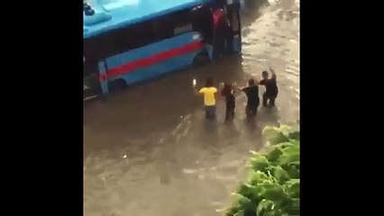 Adana&#39;yı sel aldı, Adanalılar halaya durdu