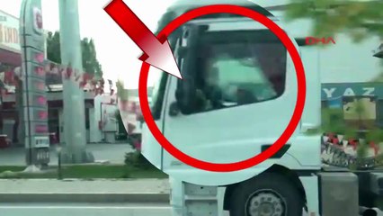'Trafik magandası' TIR'ın direksiyonunu ayaklarıyla kontrol ederek yola devam etti!