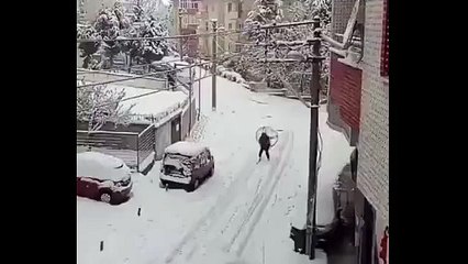 Sırtındaki dev pervaneyle kayak yaptı