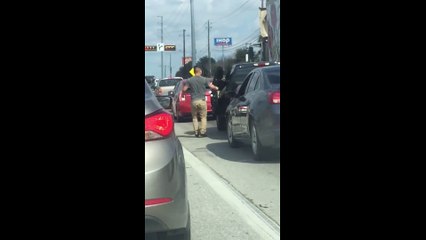 Beyzbol sopalı adama süpürge sapıyla karşılık verdi!