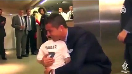 Ronaldo, anne babasını IŞİD saldırısında kaybeden Haydar'la buluştu