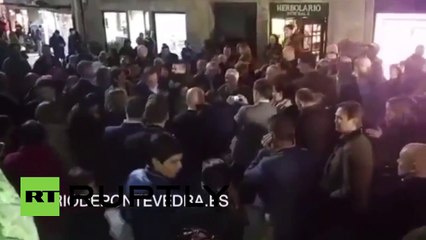 İspanya Başbakanı Rajoy yumruklandı!