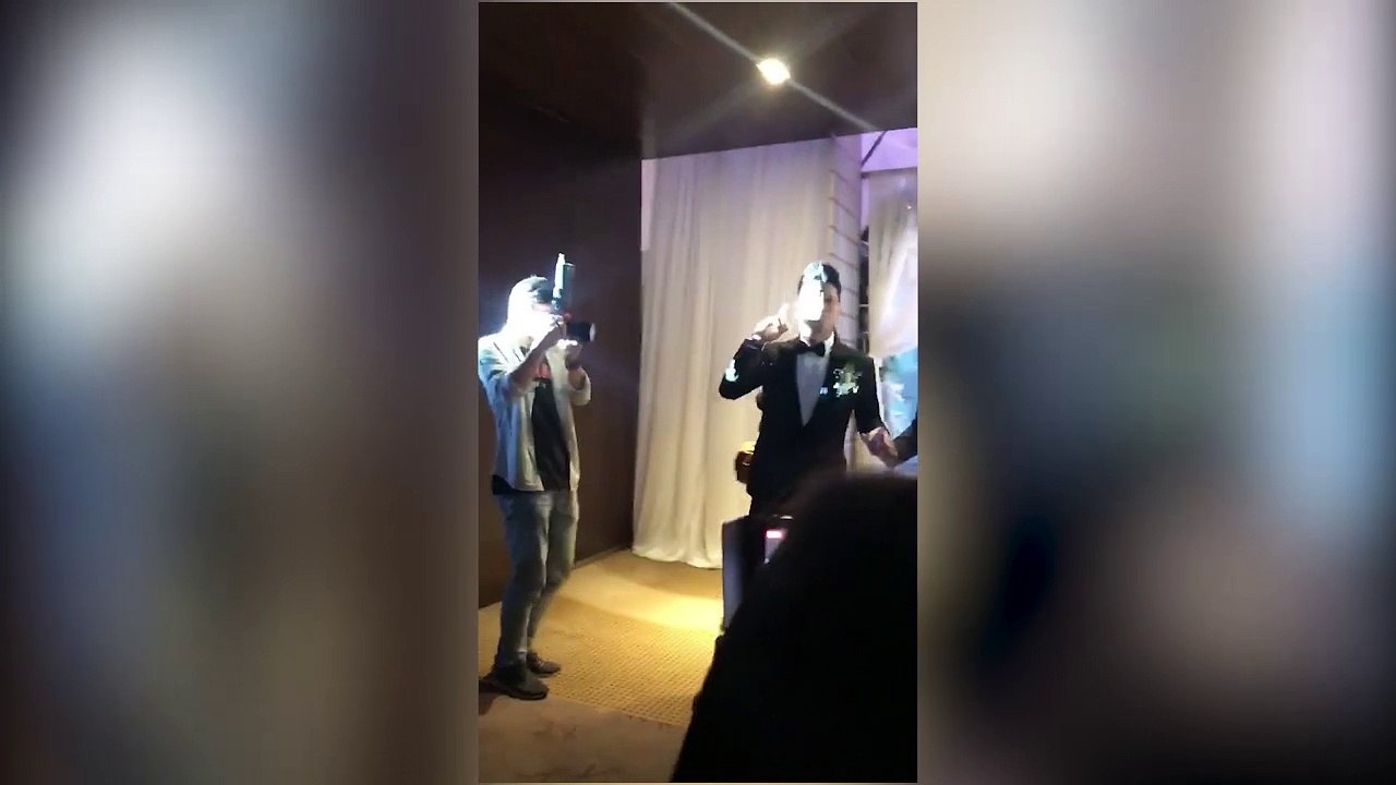 John Huy Trần - Nhiệm Huỳnh hôn nhau trong đám cưới