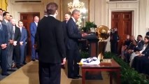 Barack Obama'nın Stephen Curry taklidi kırdı geçirdi