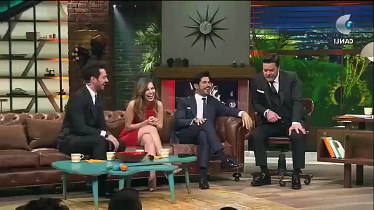 "Ayşe Öğretmen yalnız değildir" sloganı atıldı, Beyaz Show canlı yayına ara verdi