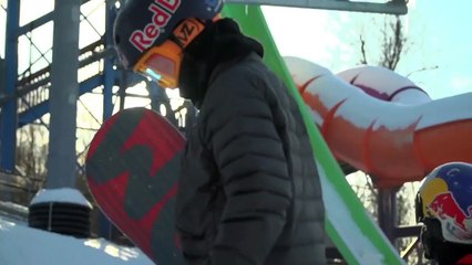 Karlar altındaki su parkında skateboard keyfi