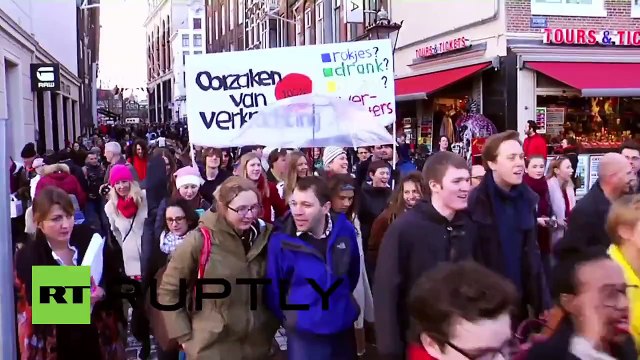 Hollandalı erkekler tacize uğrayan kadınlara destek için mini etek giydi