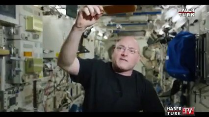 NASA Astronotu Kelly uzayda su damlacığı ile pinpon oynadı