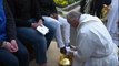 Papa mültecilerin ayaklarını yıkayıp öptü