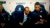 Fatih Terim İngiltere maçında hakeme ofsaytı telefondan gösterdi