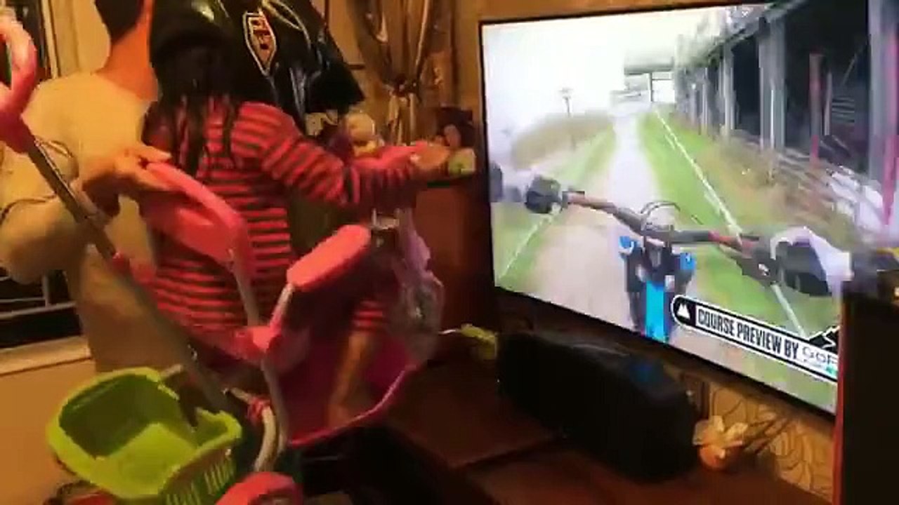 Ev yapımı sanal gerçeklik: Kızına dağ bisikleti turunu böyle tattırdı -  Dailymotion Video
