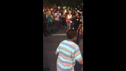 Çocuk ile polisin dans düellosu