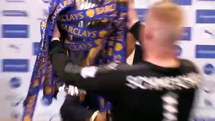 Leicester'lı futbolcular Ranieri'yi şampanyayla adeta yıkadı!