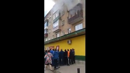 Yangından kurtulmak için 5. kattan atladılar