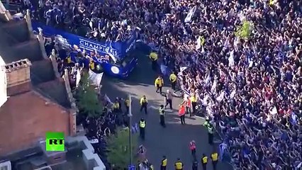 Leicester City, şampiyonluğu 100 bine yakın taraftarıyla kutladı