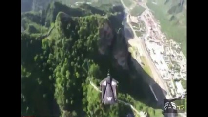 &#39;Yarasa kanat&#39;la Çin Seddi&#39;nin üzerinden uçtu