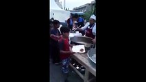 Zabıta, Suriyeli çocukları tartaklayarak iftar çadırından kovdu!