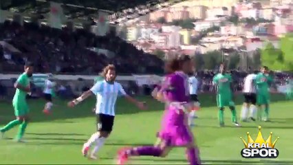 Kızına "arkadaş olmak istiyorum" diye mesaj atan futbolcuyu sahada darp etti!