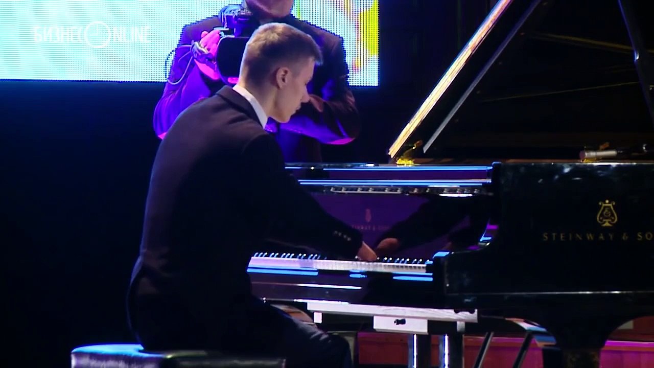 Doğuştan engelli ve elleri olmayan 15 yaşındaki Alexey'in muhteşem piyano performansı
