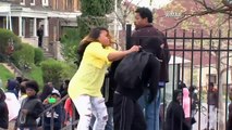 Madre saca a su hijo a golpes de protestas en Baltimore