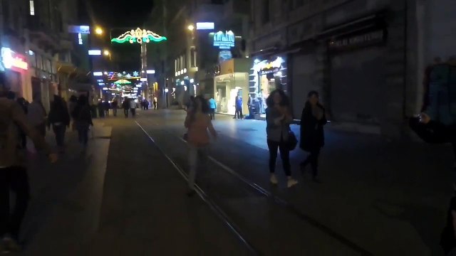 İstiklal Caddesi'nde tek kişilik eylem; Kadınlar yalnız değilsiniz, geceler sizin, sokaklar sizin!