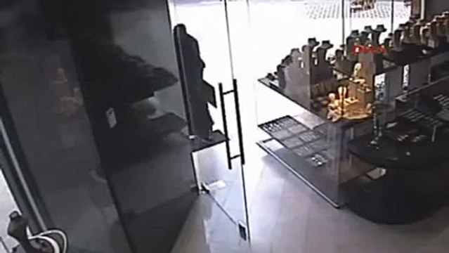 Diyarbakır'da kara çarşaf giyen soyguncular kuyumcuyu soymaya çalıştı