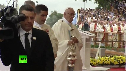 Papa Francis ayin sırasında yere düştü