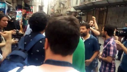 Polis büyük oyunu bozdu; ABD&#39;li gazeteciyi "Amerika&#39;dan gelip burayı karıştıramaz" diyerek gözaltına aldı!