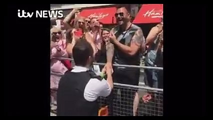 Londra Onur Yürüyüşü&#39;nden; eşcinsel polis sevgilisine böyle evlenme teklif etti