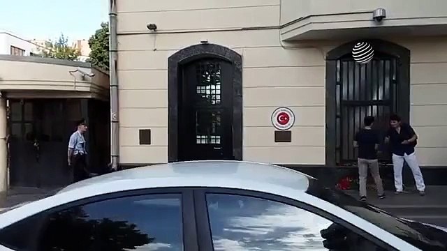 Atatürk Havalimanı saldırısı sonrası Ruslar, Moskova Büyükelçiliği'ne çiçek bıraktı