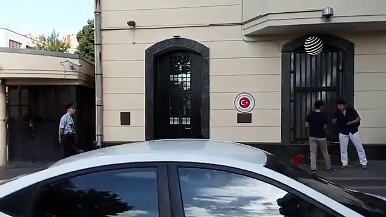 Atatürk Havalimanı saldırısı sonrası Ruslar, Moskova Büyükelçiliği'ne çiçek bıraktı