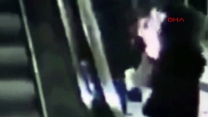 Metroda bekleyen kadını saçlarından ateşe verdi!