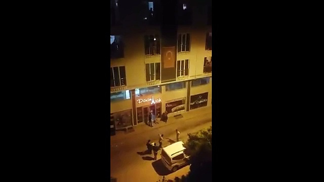 Trakyalı ramazan davulcusu sahur vakti Roman havası çaldı, mahalleli oynadı
