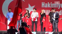 Ünlüler demokrasi mitingi için Erdoğan'ın evinin önünde bir araya geldi