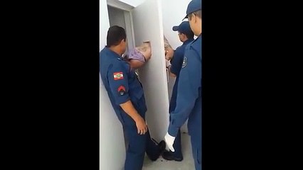 Hücresinden yarı çıplak kaçmaya çalışırken, deliğe sıkıştı!