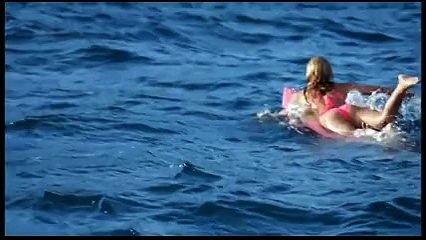 Lavlara karşı sörf yaptı, ölüme meydan okudu!