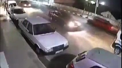 İstiklal Marşı çalınırken yol ortasında duran vatandaşa otomobil çarptı