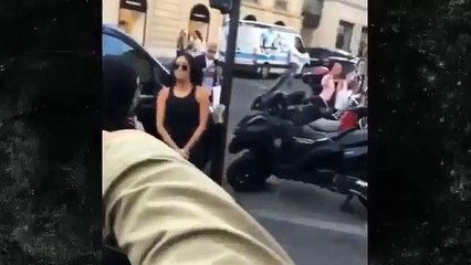 Muhabir, Kim Kardashian'ın kalçasını öpmeye kalkınca...