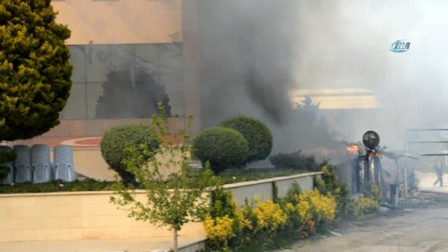 Yangını söndürmek isteyen itfaiye aracı alev aldı