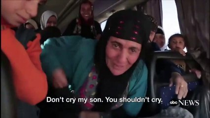 Irak askeri, Musul&#39;da IŞİD&#39;den kurtarılan annesi ile karşılaşınca...