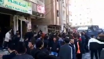 Polis, Diyarbakır&#39;da sokağa çıkanları havaya ateş açarak dağıttı