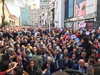 OHAL Protestosuna İzin Çıkmayan CHP'liler, İstiklal Caddesi Girişinde Oturma Eylemi Yaptı