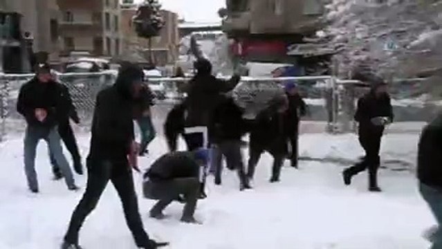 Kahramanmaraş'ta çevik kuvvet ve vatandaşlar kartopu savaşı yaptı: Çevik kuvvete karşı organize olalım!