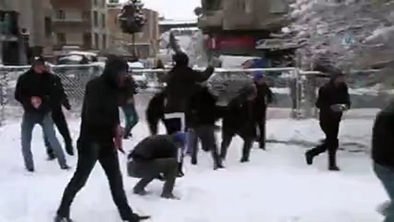 Kahramanmaraş'ta çevik kuvvet ve vatandaşlar kartopu savaşı yaptı: Çevik kuvvete karşı organize olalım!