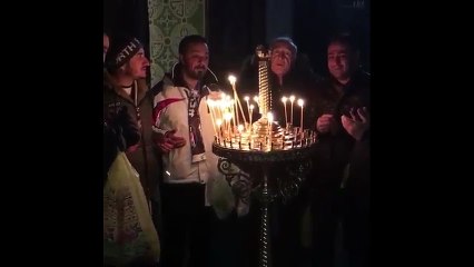 Beşiktaş için klisede dua eden fanatik vatandaş