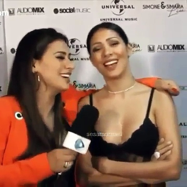 Simone de repórter entrevistando Simaria kkkk