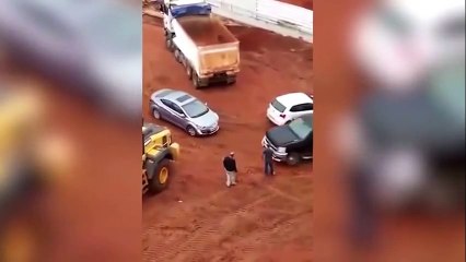 Borcu için aracına el konulan işçinin kepçe ile intikamı