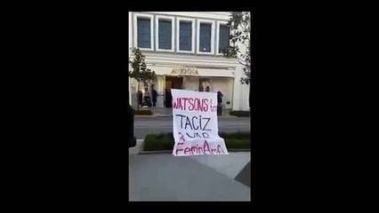 Kadınlar bastı, Watsons kepenk kapattı; "İnsanlık onuru rujdan daha önemlidir"