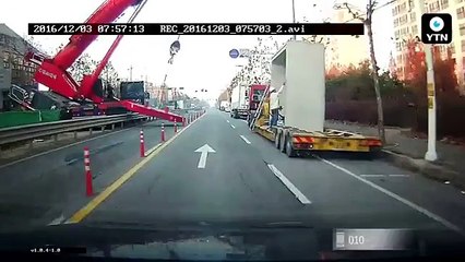 İşçilerin ölümden döndüğü an; vinç bir anda alabora oldu!